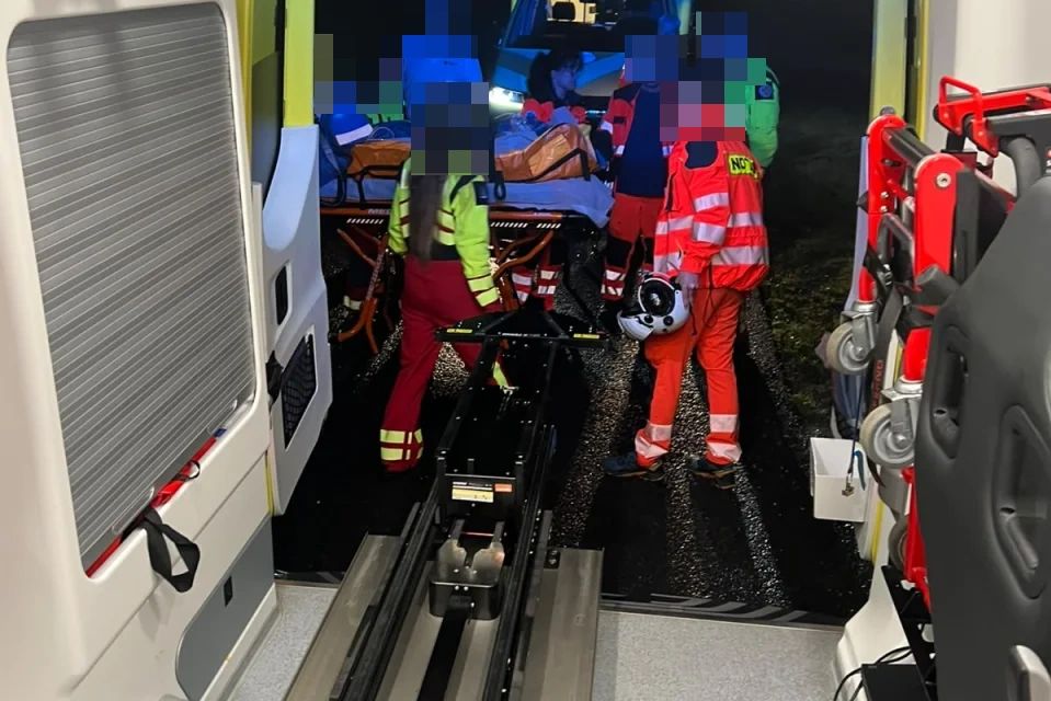 Zraněný český cyklista ležel čtyři metry pod německou silnicí