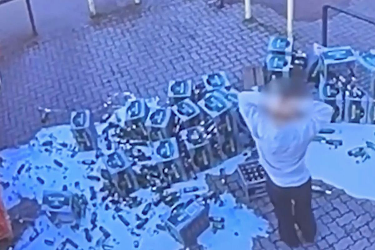 A basy s pivem letěly na zem. Nešťastníkův první den v práci zachytila kamera