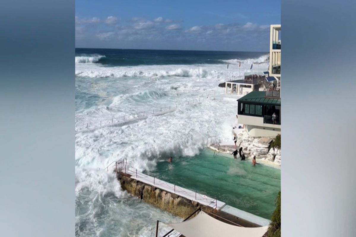 Vlny rozbouřeného Pacifiku smetly návštěvníky plaveckého areálu v Sydney