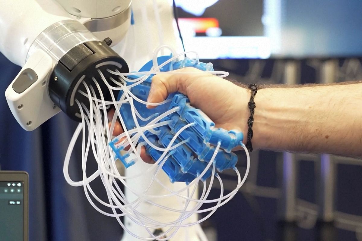 Udržet banán, stisknout ruku. Hmat je v robotice stále problém