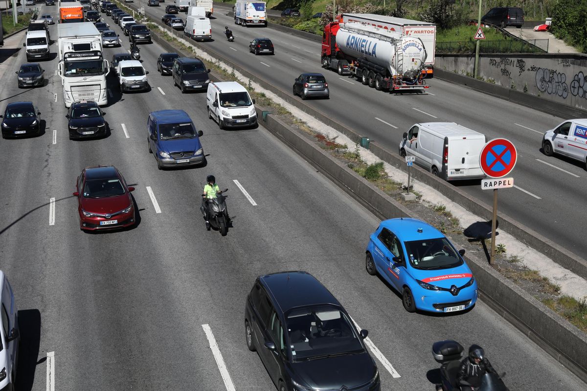 Partnerská hádka na francouzské dálnici. Řidič nechal společnici za plného provozu u svodidla a ujel