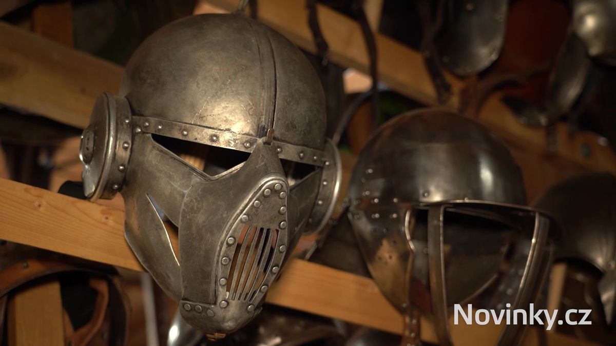 V Housově mlýně ukrývají tisíce filmových mečů a zbrojí. Část z nich si mohou návštěvníci vyzkoušet
