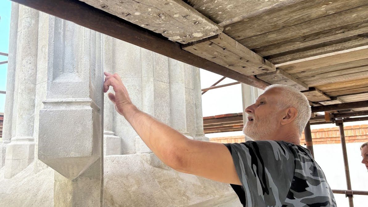 Zderadův sloup. Smírčí kříž a němý svědek poslední cesty k popravě je v péči restaurátora