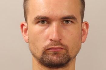 Nahý vnikl do školky i na dětské hřiště. Pražská policie hledá další oběti exhibicionisty