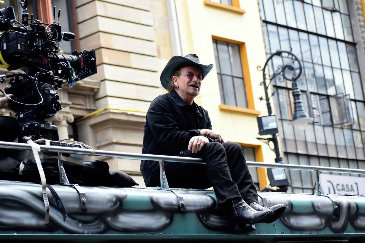 U2 zaklepali na dveře mexické rodiny a na jejím balkóně dokončili nový videoklip