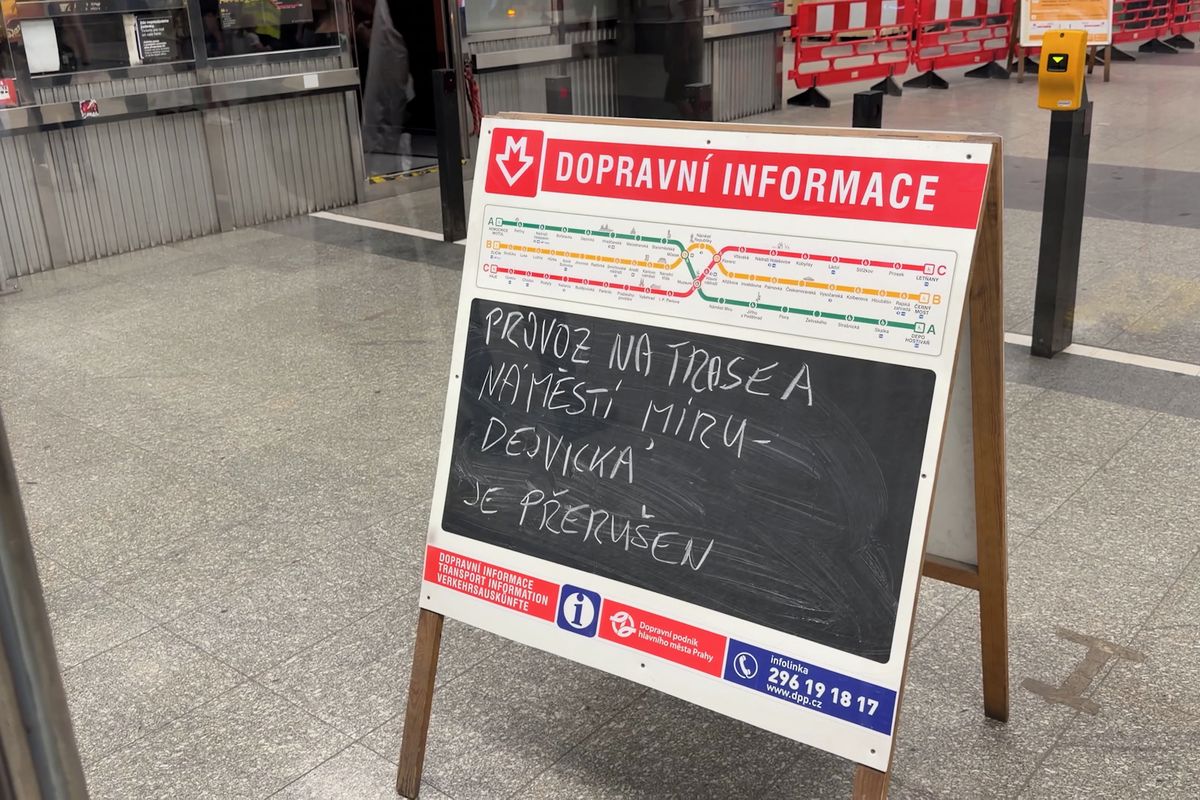 Mladík spadl v Praze pod metro, je těžce zraněný. Linka A stojí