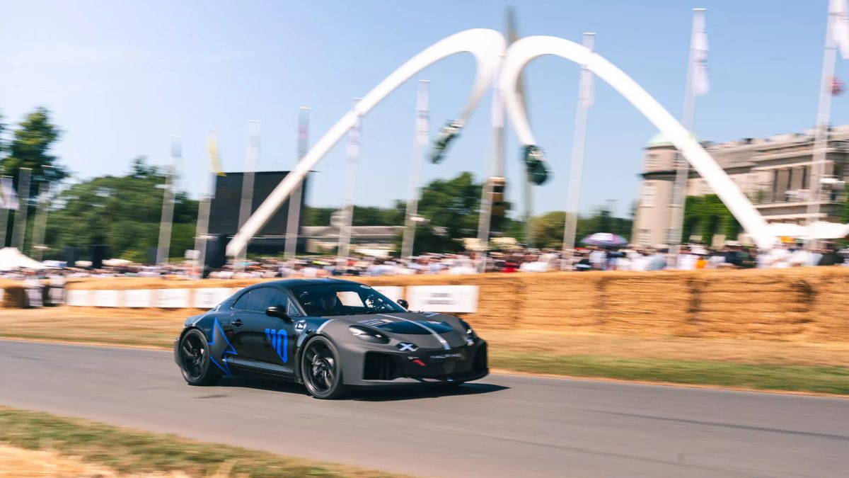 Alpine poodhaluje techniku nového sporťáku, zatím ve staré karoserii