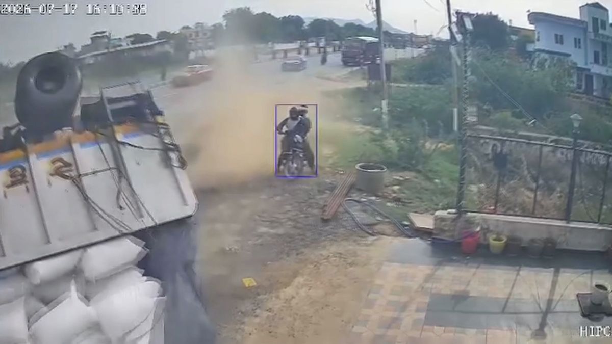 Náklaďák se převrátil do cesty motorkáři. K tragédii chyběly centimetry, zachytila kamera