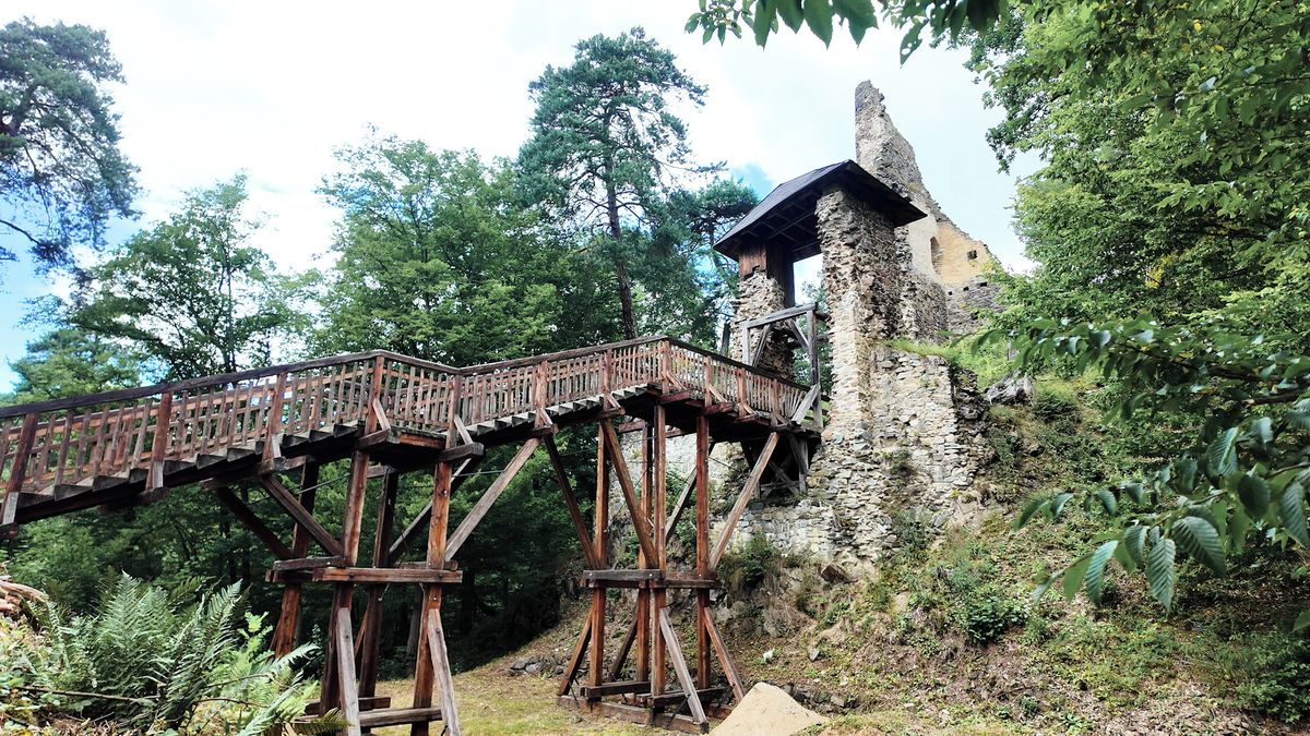 K jedné z nejmalebnějších středočeských zřícenin se dá doplout po řece