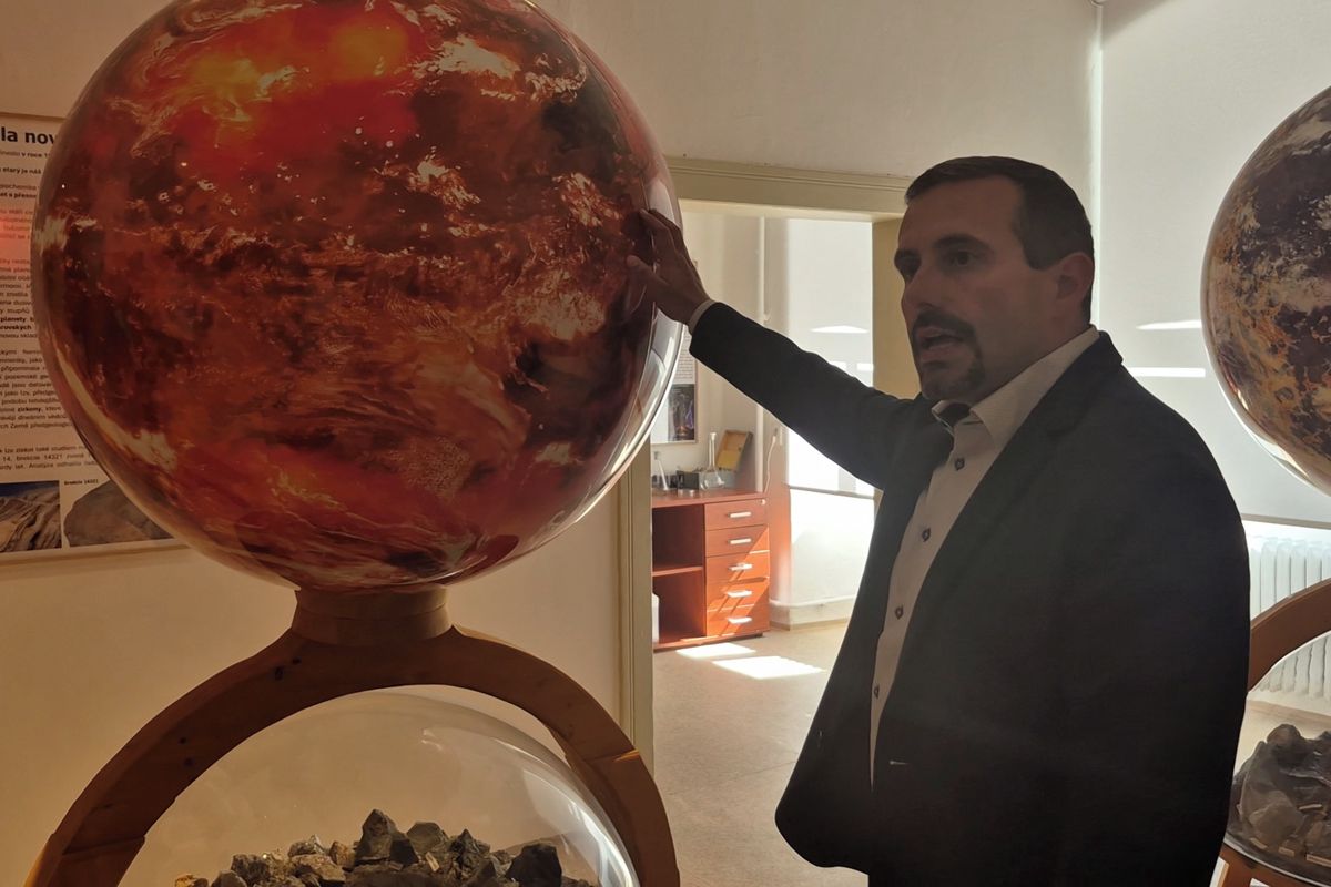 Hrad Rychmburk patří planetám, obří modely vznikaly jako košilky na velikonoční vejce