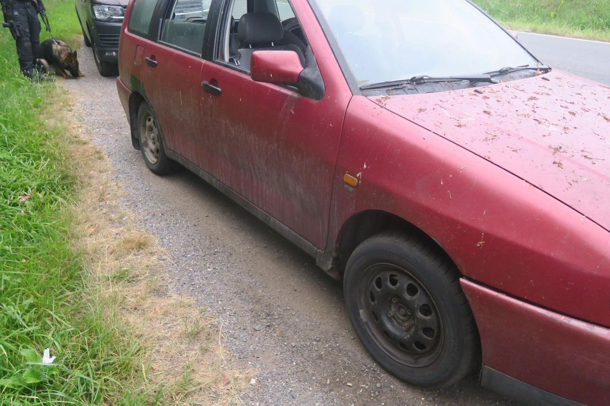 Po nehodě na Strakonicku se schoval v křoví. Byl opilý, bez řidičáku a v pátrání