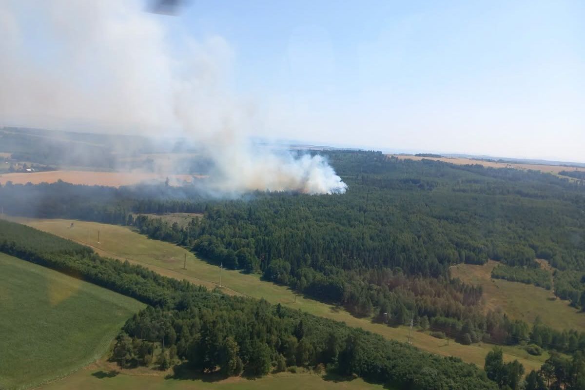 Hasiči na Opavsku bojují s požárem lesa, vyhlásili třetí stupeň poplachu