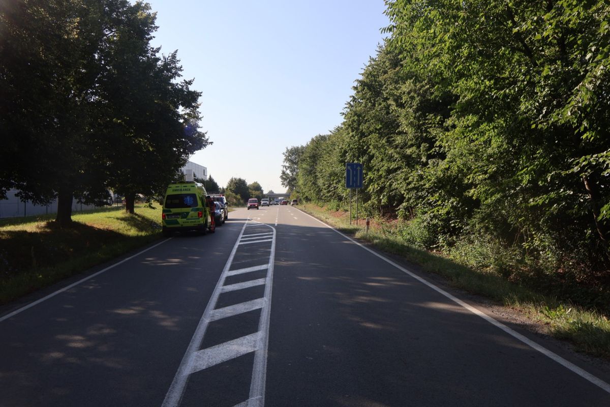 Řidič u Olomouce srazil autem cyklistu a z místa ujel. Policie po něm pátrá