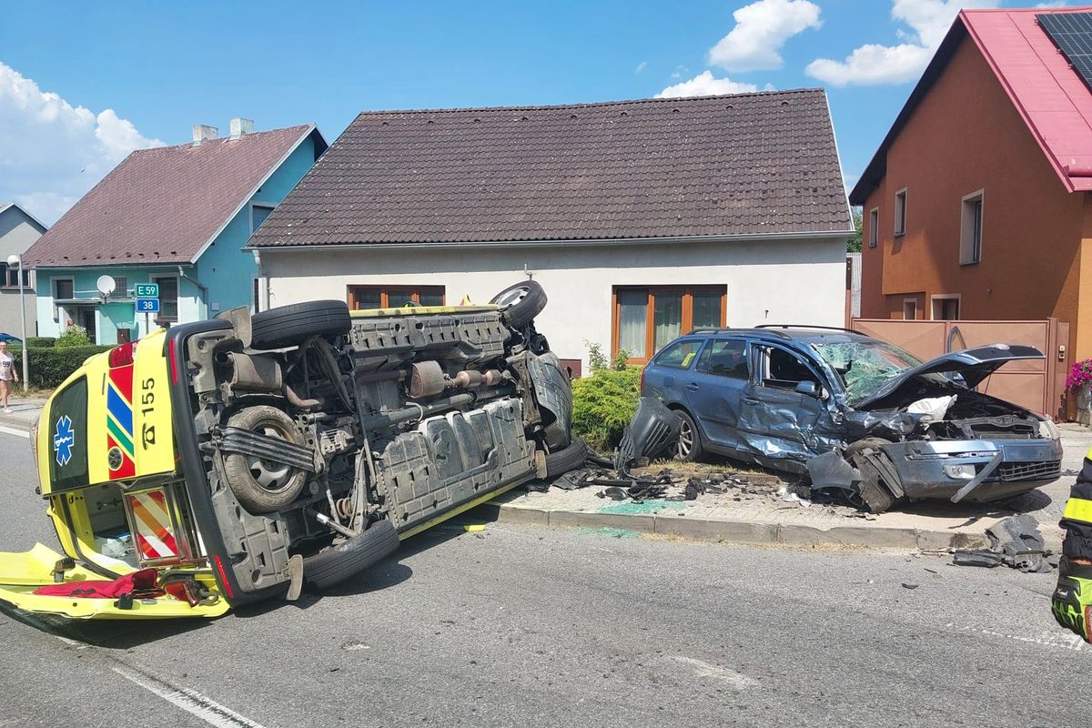 Sanitka s pacientem se na Jihlavsku po nehodě převrátila na bok
