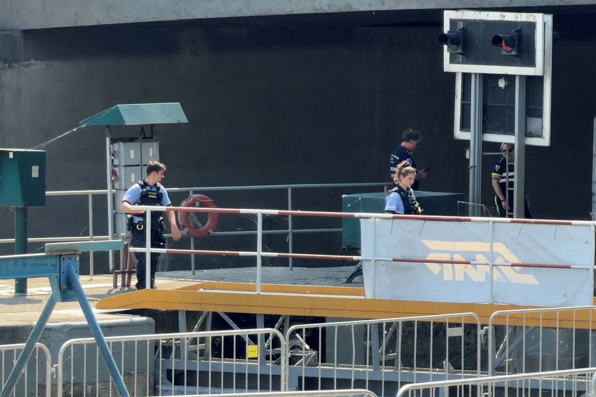 Pod Hlávkovým mostem v Praze objevil kolemjdoucí mrtvé tělo. Na místě zasahuje policie