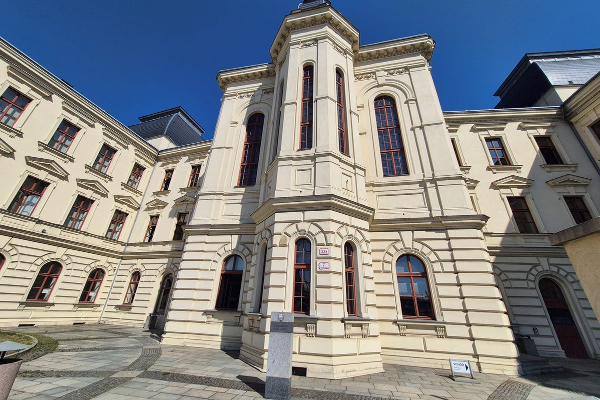 Soudci kvůli extrémním vedrům odkládají taláry