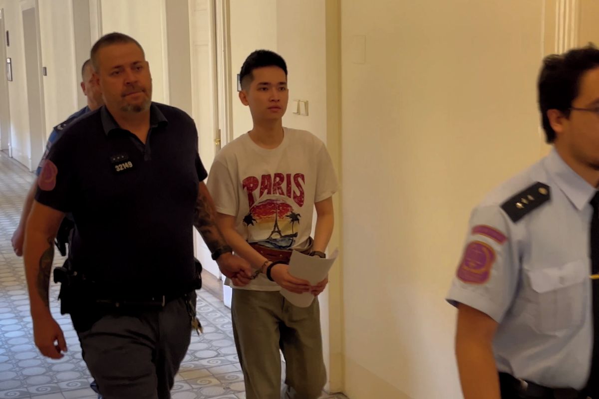 Byl jsem ve stresu, řekl soudu Vietnamec, který v pražské prodejně vytáhl na turisty pálku a posekal je katanou