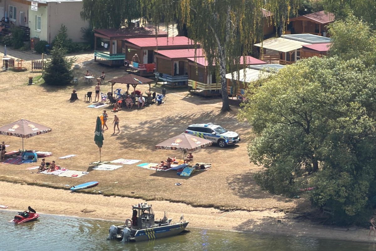 Vodní skútr na Slapech narazil do skály. Pro zraněné dítě letěl vrtulník