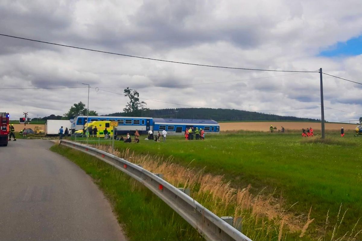 Na Táborsku se srazil vlak s nákladním autem. Na místě jsou zranění