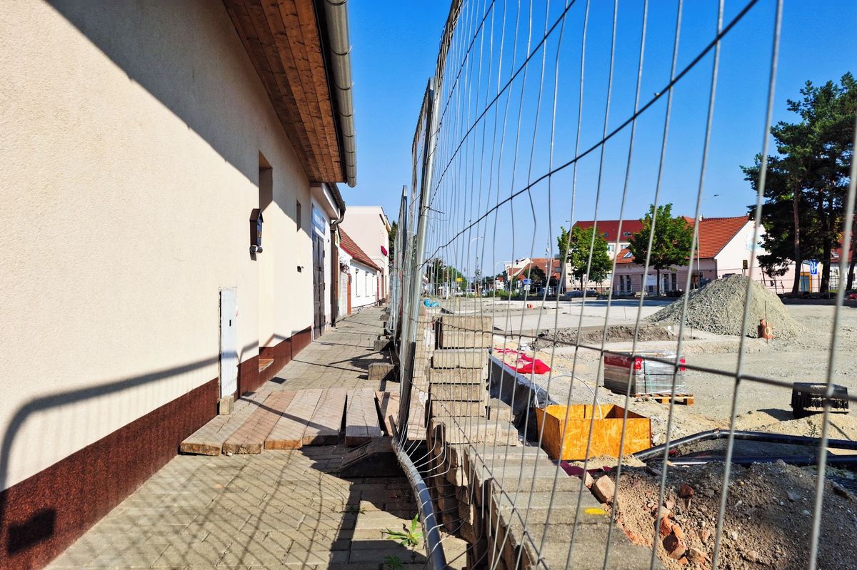 Auta budou parkovat skoro až v našich ložnicích, zlobí se obyvatelé domů ve Valticích