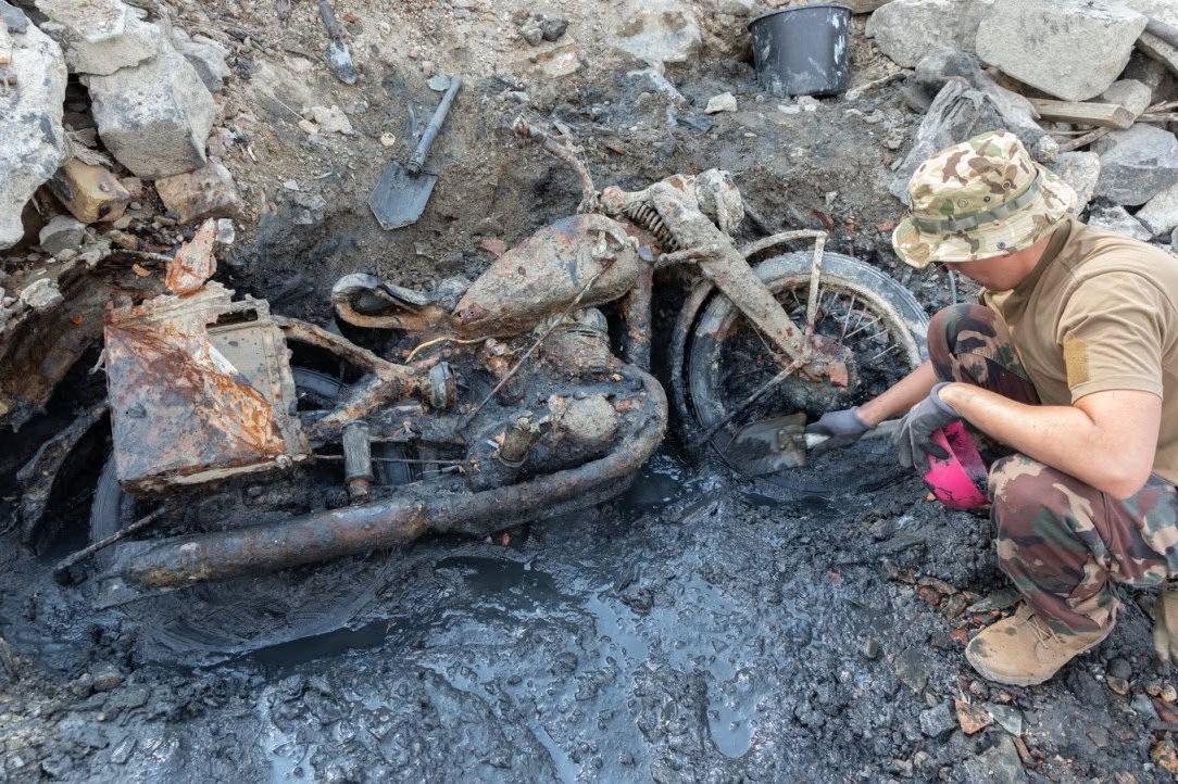 Klesající hladina Dunaje odkryla v Budapešti německý vojenský motocykl s lidskými pozůstatky