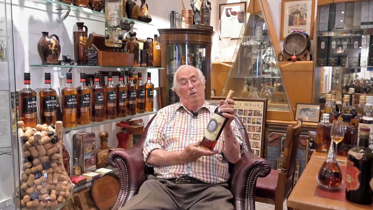 Farmář ukrývá v bývalém chlívku jednu z největších sbírek whisky v Británii. Teď ji prodává