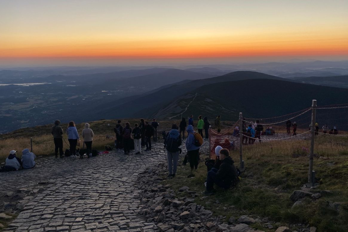 Východ slunce na Sněžce láká davy turistů. Strážci rozdali 23 pokut