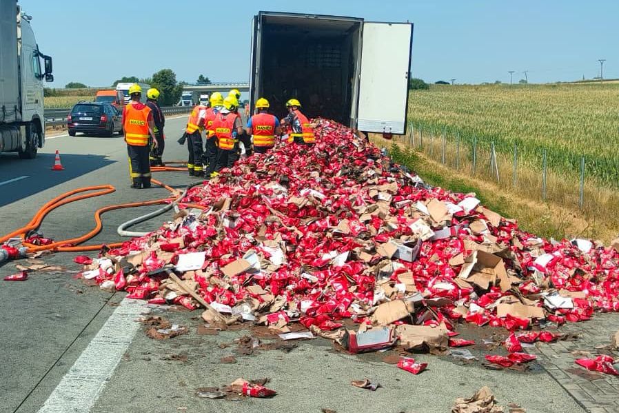 Dálnici D2 před Brnem zasypaly sušenky z hořícího kamionu