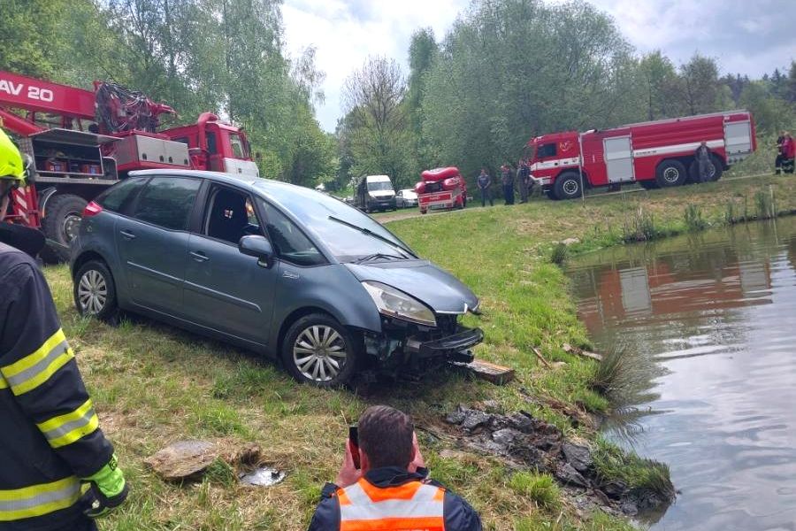Zachránil ženu z potopeného auta, pomohla mu poučka ze školení