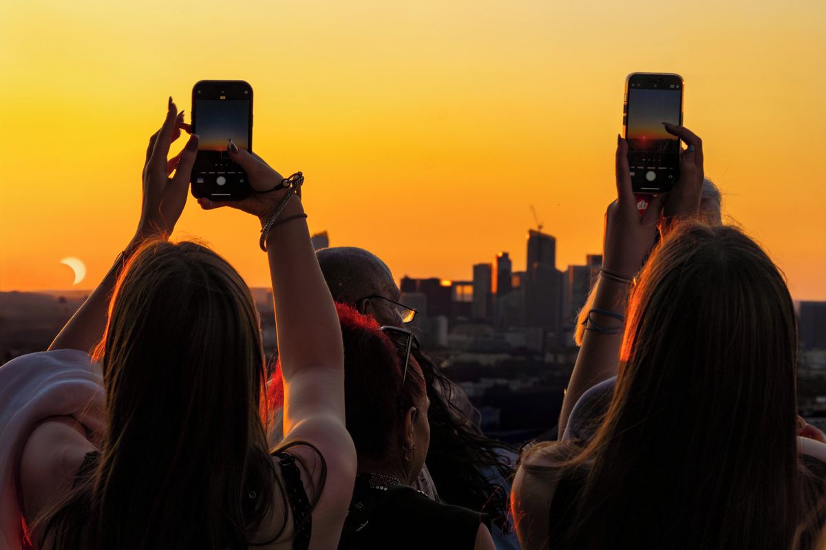 Focení zatmění Slunce může poškodit fotoaparáty. A to i v mobilech