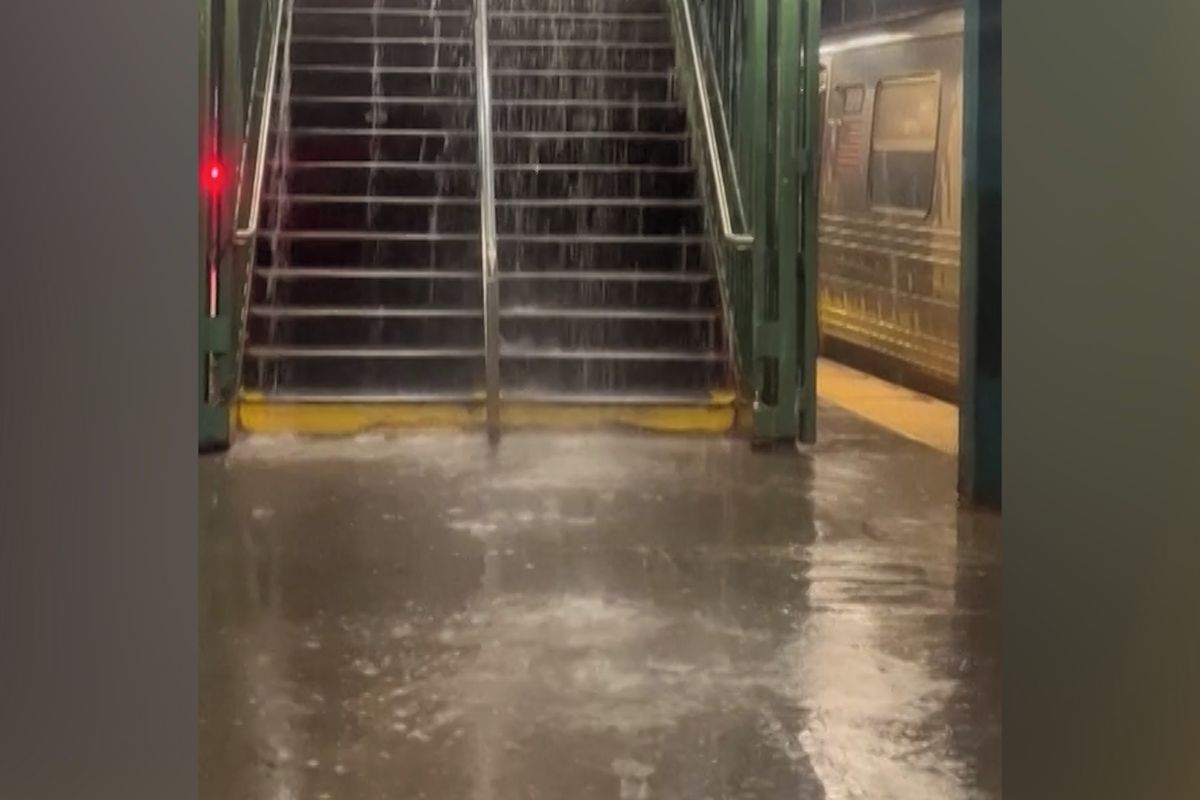 Silné deště zaplavily New York, teklo i do metra