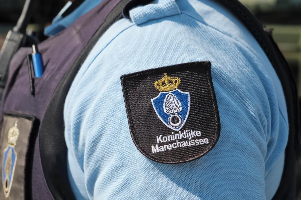 Opilého vzpurného Brita vyvlekli z letadla za ruce a nohy. Cestující natáčeli