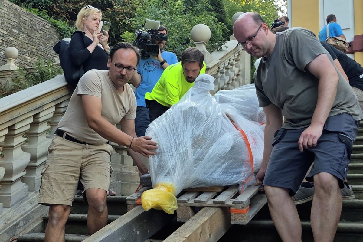 Sochy se vrátily do kláštera na Orlickoústecku. Po 40 letech a v peřince