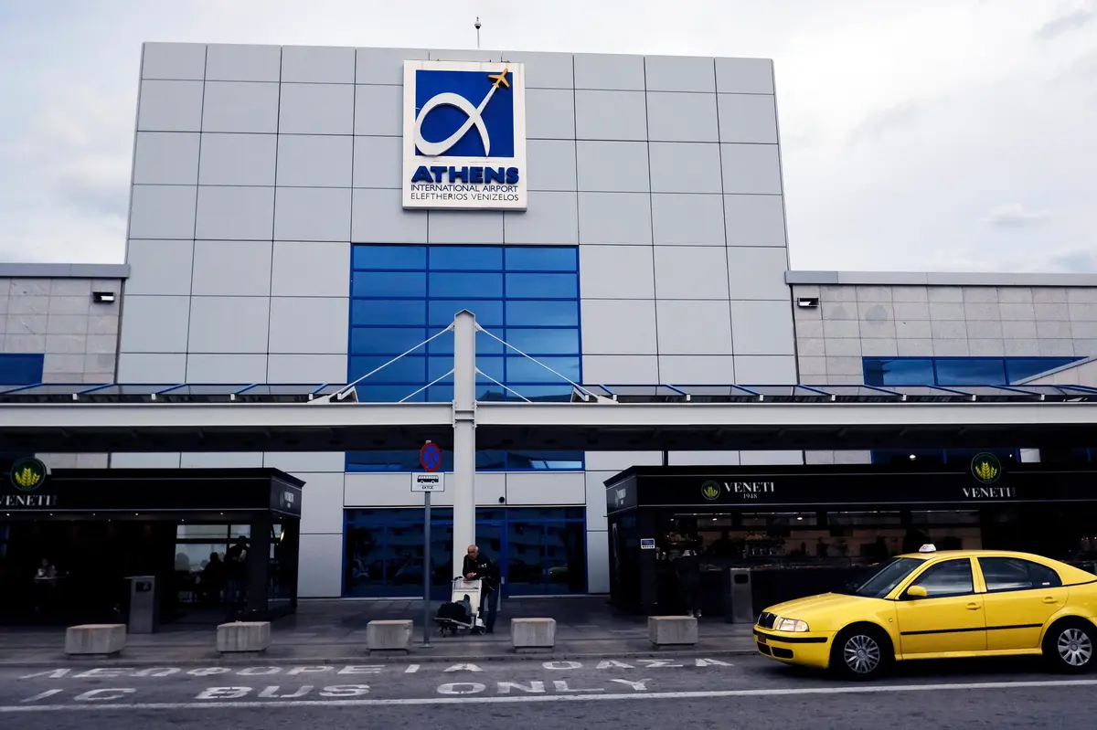 Taxikář si vynutil za jízdu z athénského letiště do centra města skoro 15 tisíc. Skončil za mřížemi