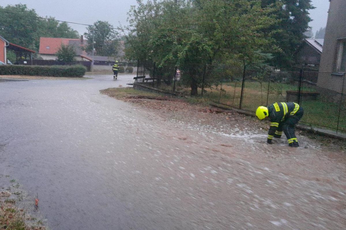 Ve větru se začaly posunovat stany. Hasiči kvůli bouřkám evakuovali táborníky