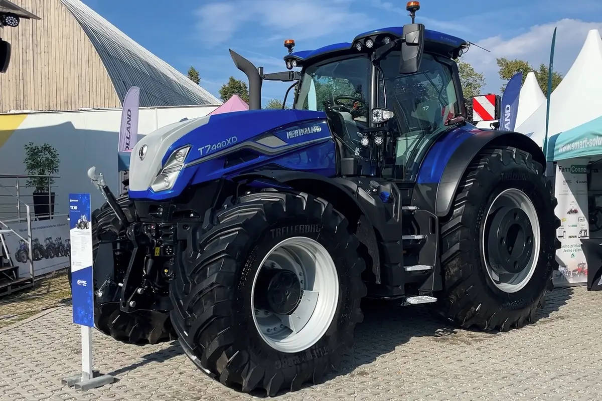Jezdí po poli skoro sám. Tenhle traktor za sedm miliónů se zatím předváděl jen v Itálii