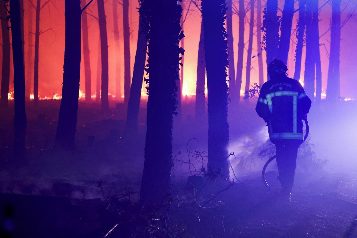 Požár na jihozápadě Francie se rozšířil, dosud spálil 1580 hektarů