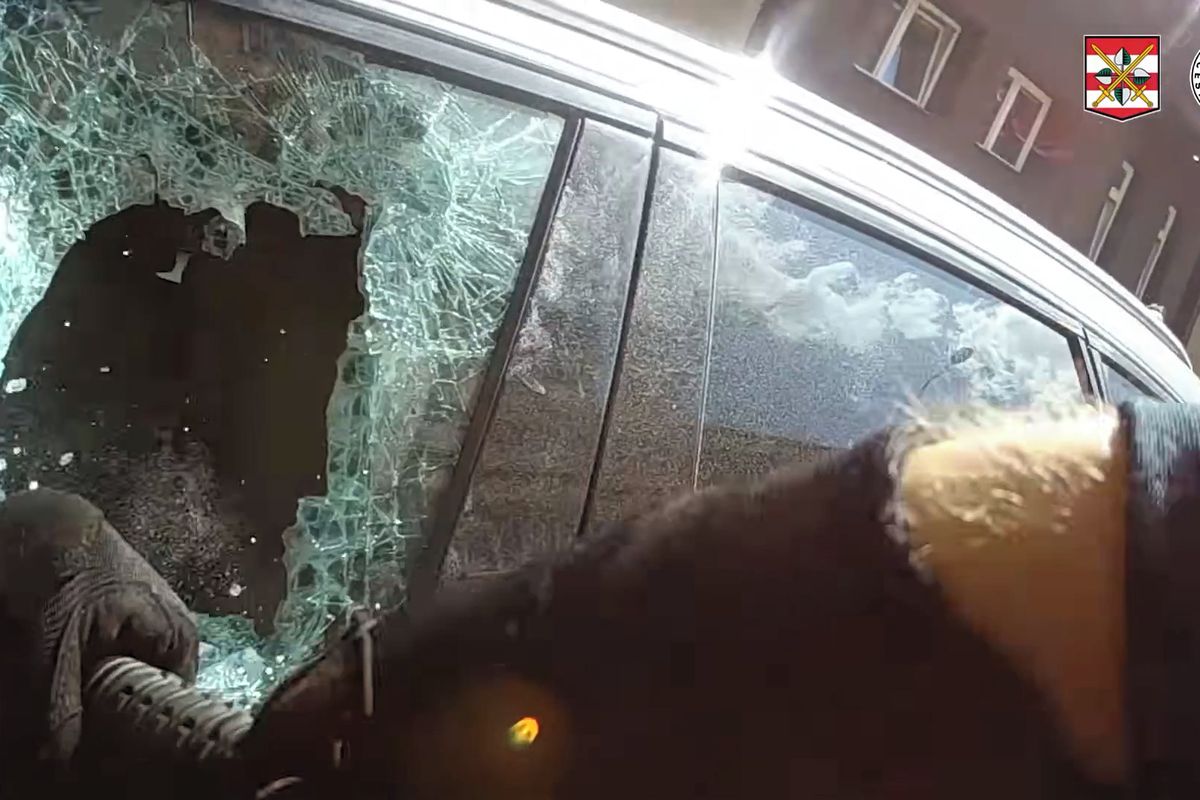 Matce se v Brně ve vedru zamklo auto, uvnitř zůstalo roční dítě