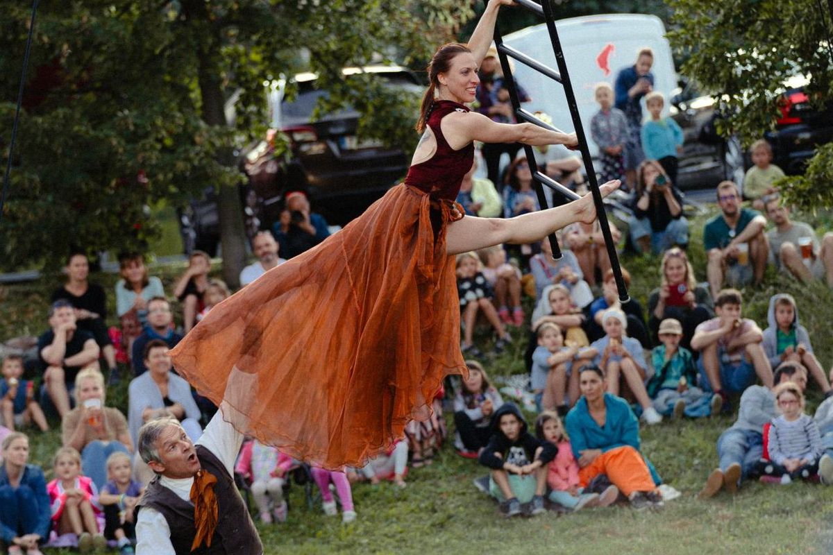 Na prknech, dlažbě i trávě. Oblíbený festival mnoha žánrů obsadil Brno