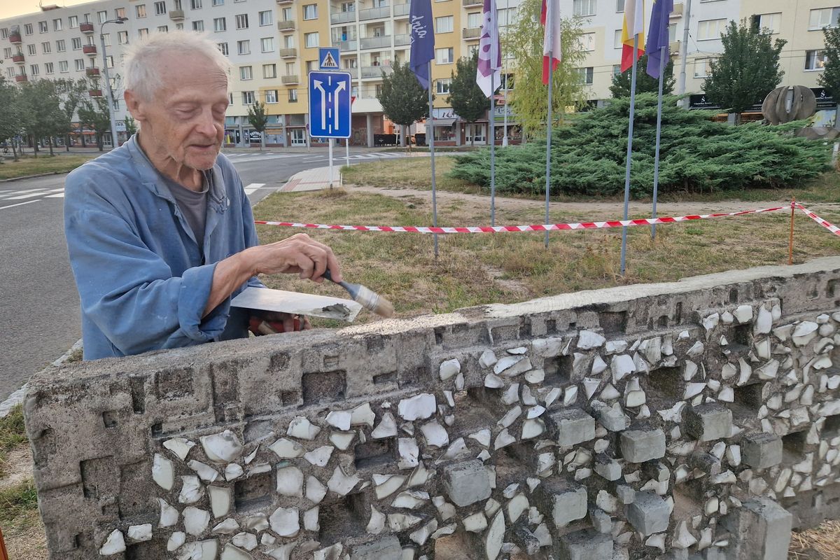 Plastika roky živořila v trávě před hotelem v Hradci Králové, autor jí po 58 letech vrací původní krásu