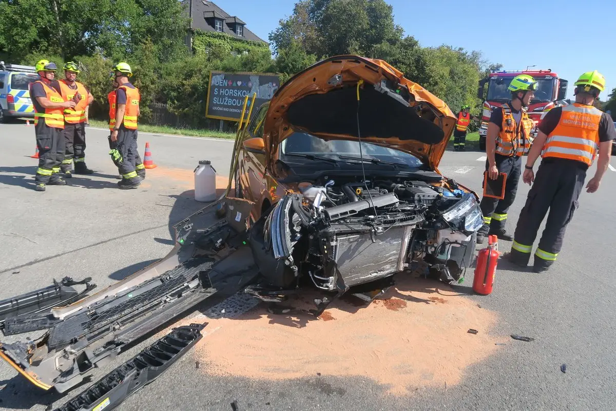 Senior na Šumpersku přehlédl auto na hlavní, jeho spolujezdkyně skončila v nemocnici