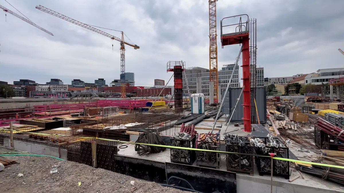 Brněnský Dornych už roste. Nad staveništěm se tyčí jeřáby, které jsou zabudované přímo do stavby