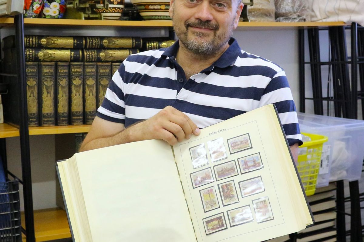 Další nečekaný nález. V bytě po zemřelém muži z Plzeňska ležely tisíce cenných nálepek
