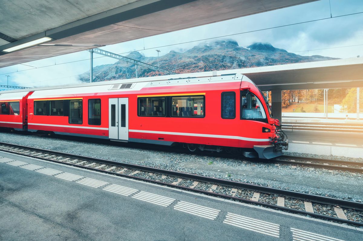 Strojvůdce ve Švýcarsku dostal okamžitého padáka za to, že si při řízení vlaku četl