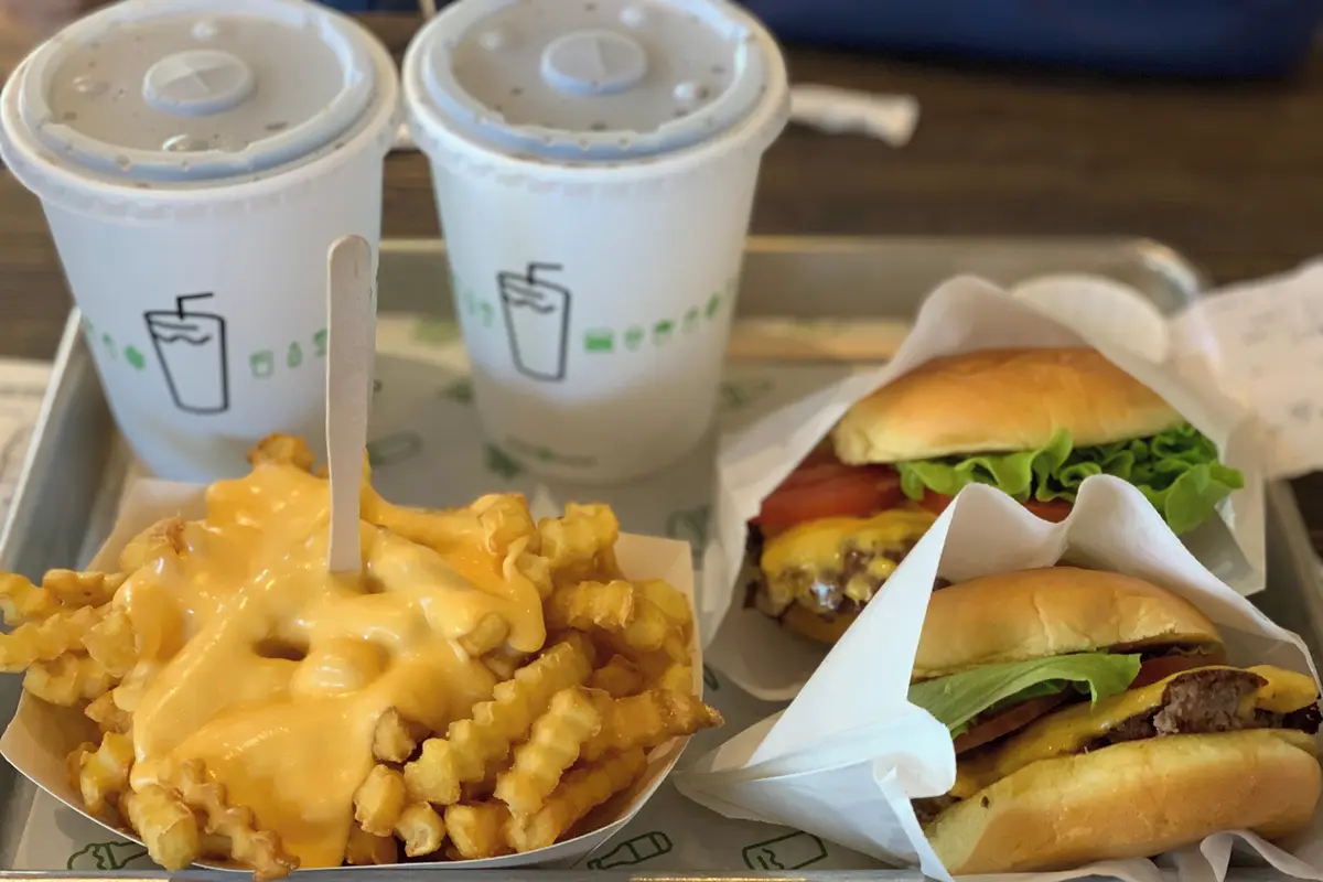 Nedáte spropitné? Zaplatíte víc. Američan natočil zvláštní cenotvorbu ve fastfoodu na letišti