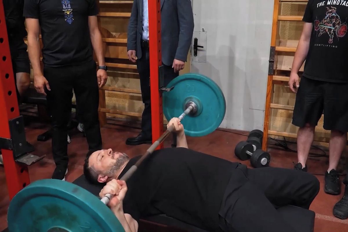 Zelenskyj si zastřílel lukem, zvedal činky a zahrál si ping pong