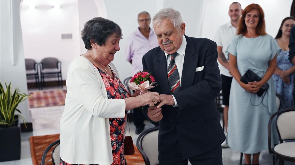 Prázdninová láska z tábořiště trvá 60 let. Učitelka a řidič z Meziříčí oslavili diamantovou svatbu