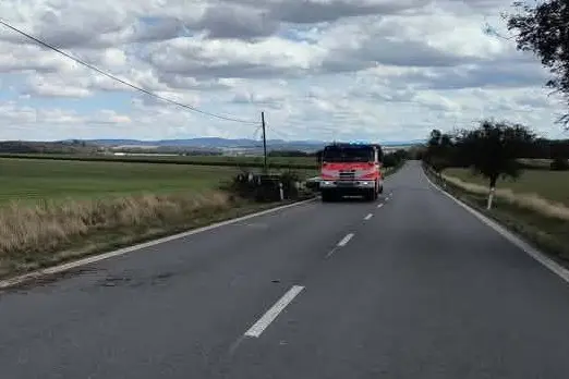 Cizinec v audi na Domažlicku skončil v kotrmelcích, náraz do stromu nepřežil
