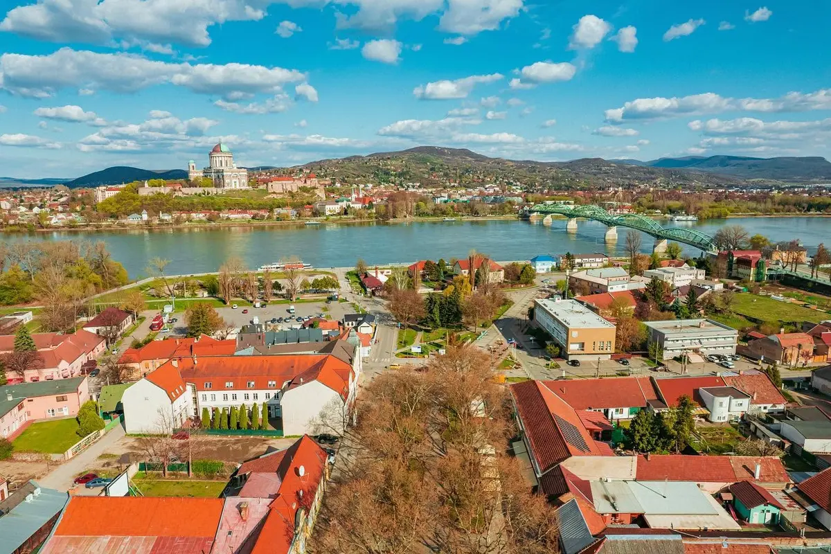 Ve slovenském Štúrovu vypadly z kolotoče dvě děti, zraněné jsou čtyři