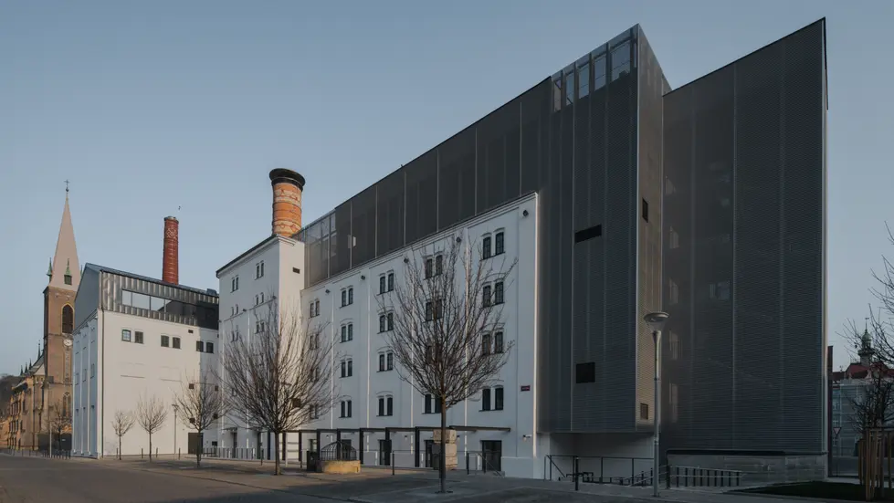 Pivovar v Kralupech nad Vltavou po rekonstrukci vaří pivo dál, ale má i další funkce